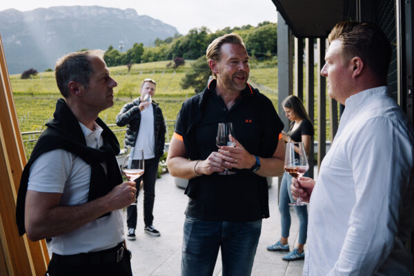 Teilnehmer der Alpenfieber Ausfahrt unterhalten sich mit dem Gründer Julian.